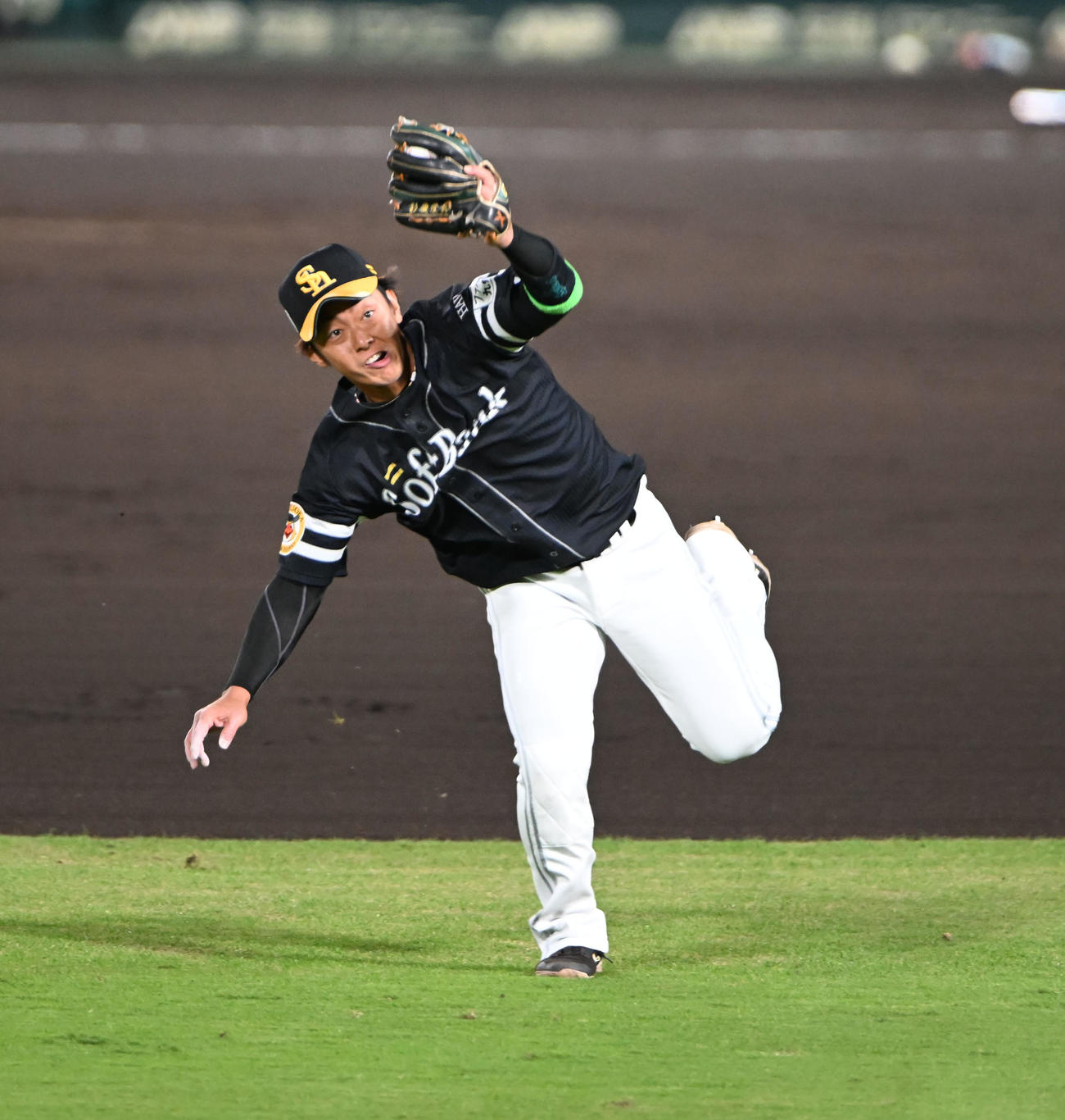 阪神対ソフトバンク　6回裏阪神2死一、二塁、坂本の飛球を好捕する遊撃手今宮（撮影・和賀正仁）