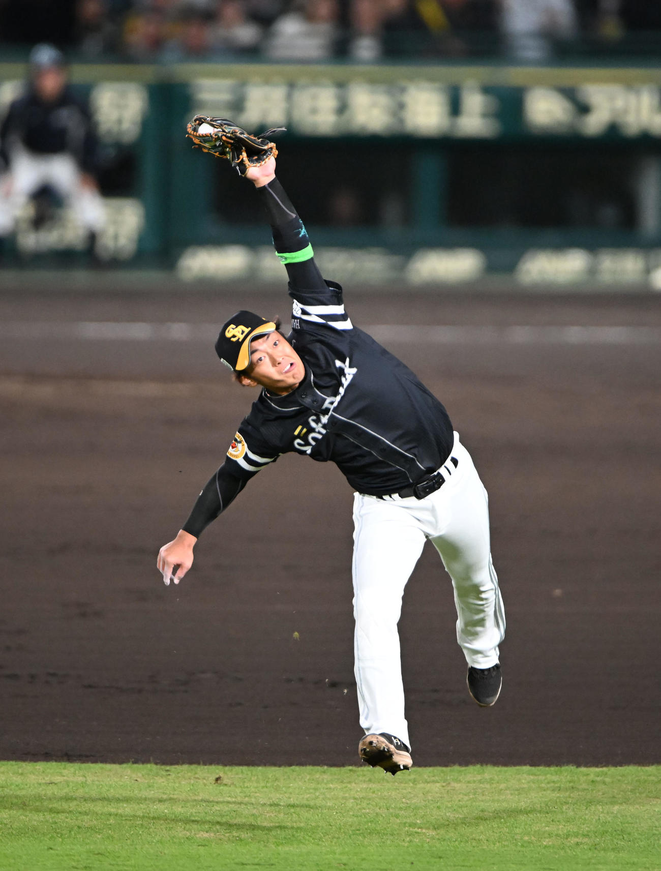 阪神対ソフトバンク　6回裏阪神2死一、二塁、坂本の飛球を好捕する遊撃手今宮（撮影・和賀正仁）