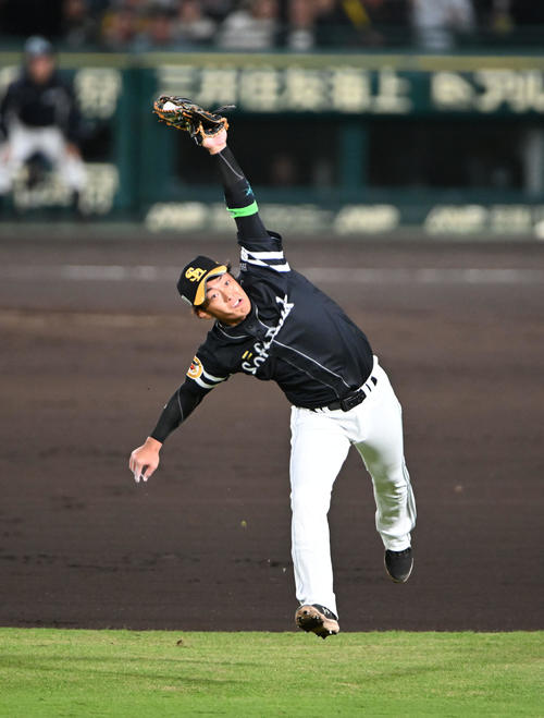 阪神対ソフトバンク　6回裏阪神2死一、二塁、坂本の飛球を好捕する遊撃手今宮（撮影・和賀正仁）