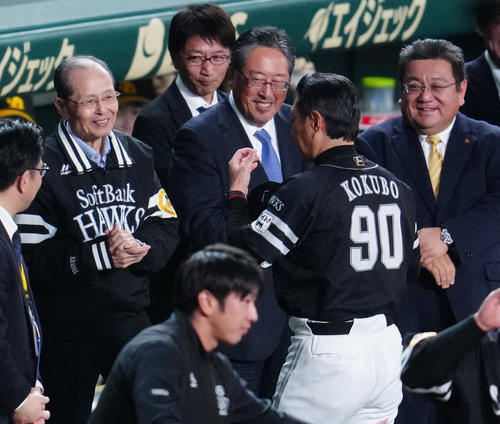 阪神対ソフトバンク　優勝インタビュー後、ソフトバンク小久保監督（右）を迎える王球団会長（左）（撮影・江口和貴）