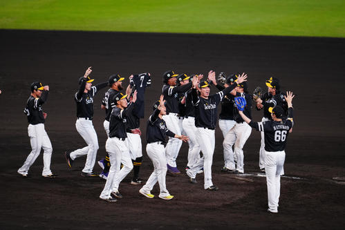 阪神対ソフトバンク　日本一となり歓喜するソフトバンクの選手たち（撮影・江口和貴）