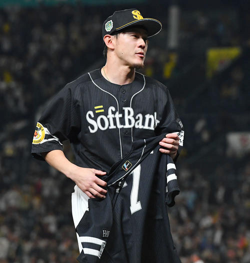 阪神対ソフトバンク　阪神を破って日本一を達成し、中村のユニホームを手にするソフトバンク牧原大（撮影・岩下翔太）