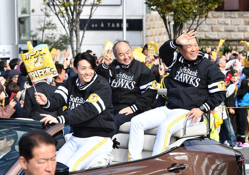 ソフトバンクの優勝祝賀パレードで笑顔でファンに手を振る、左から周東、孫オーナー、小久保監督（撮影・岩下翔太）