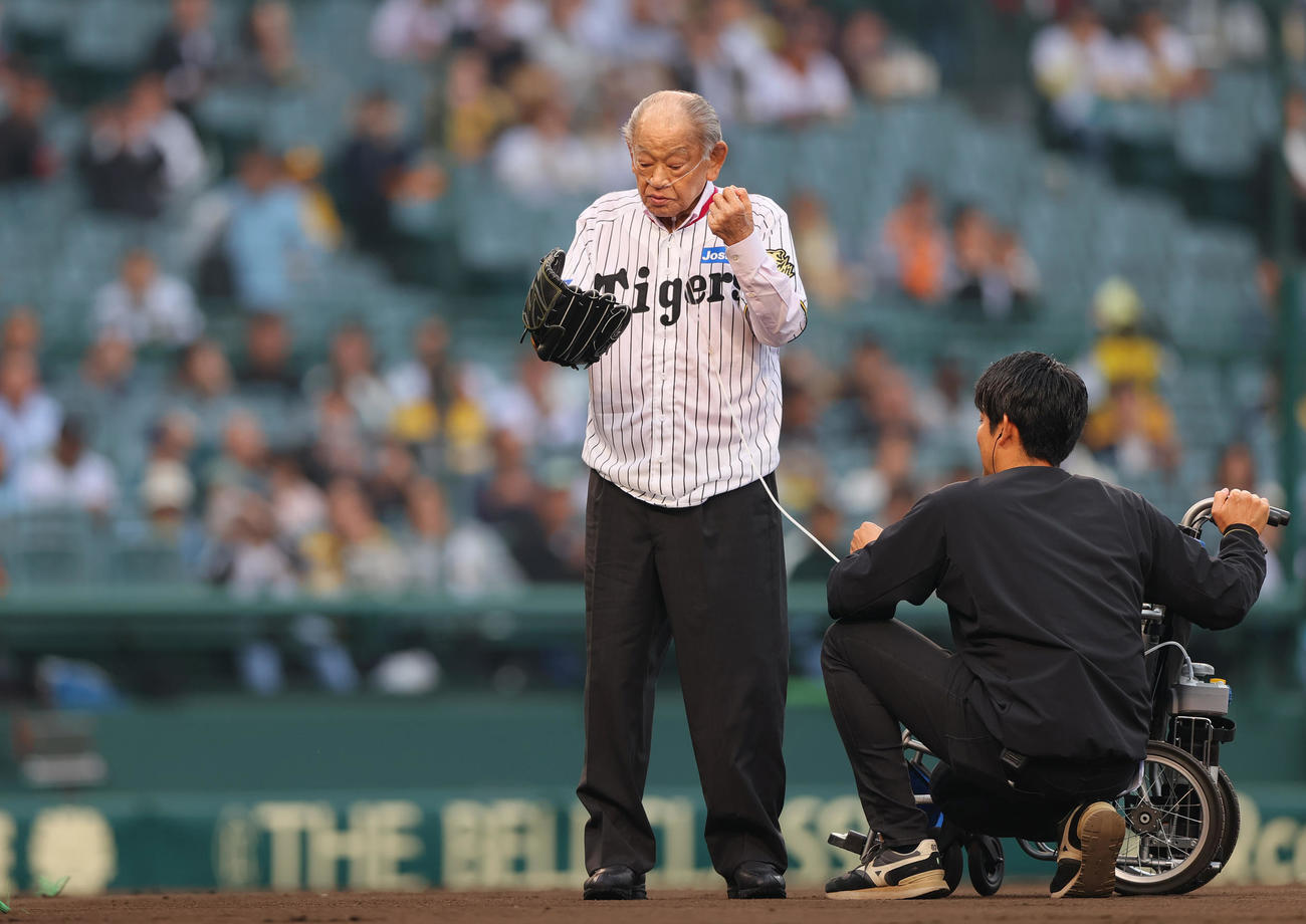 阪神対巨人　ファーストピッチセレモニーでマウンドに立つ阪神OBの江夏豊氏（25年4月撮影）