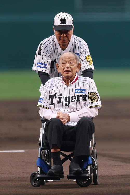 阪神対巨人　ファーストピッチセレモニーに臨む江夏氏（手前）と掛布氏（25年4月撮影）