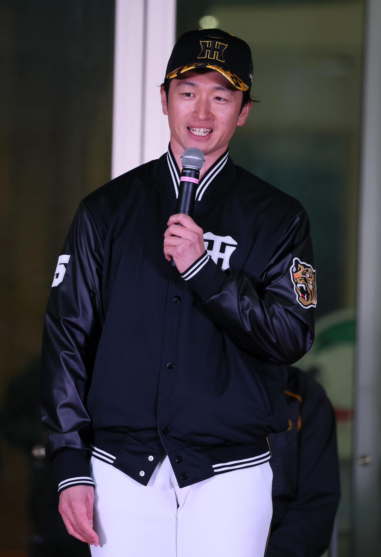 和泊町の優勝記念イベントであいさつする阪神近本（撮影・加藤哉）