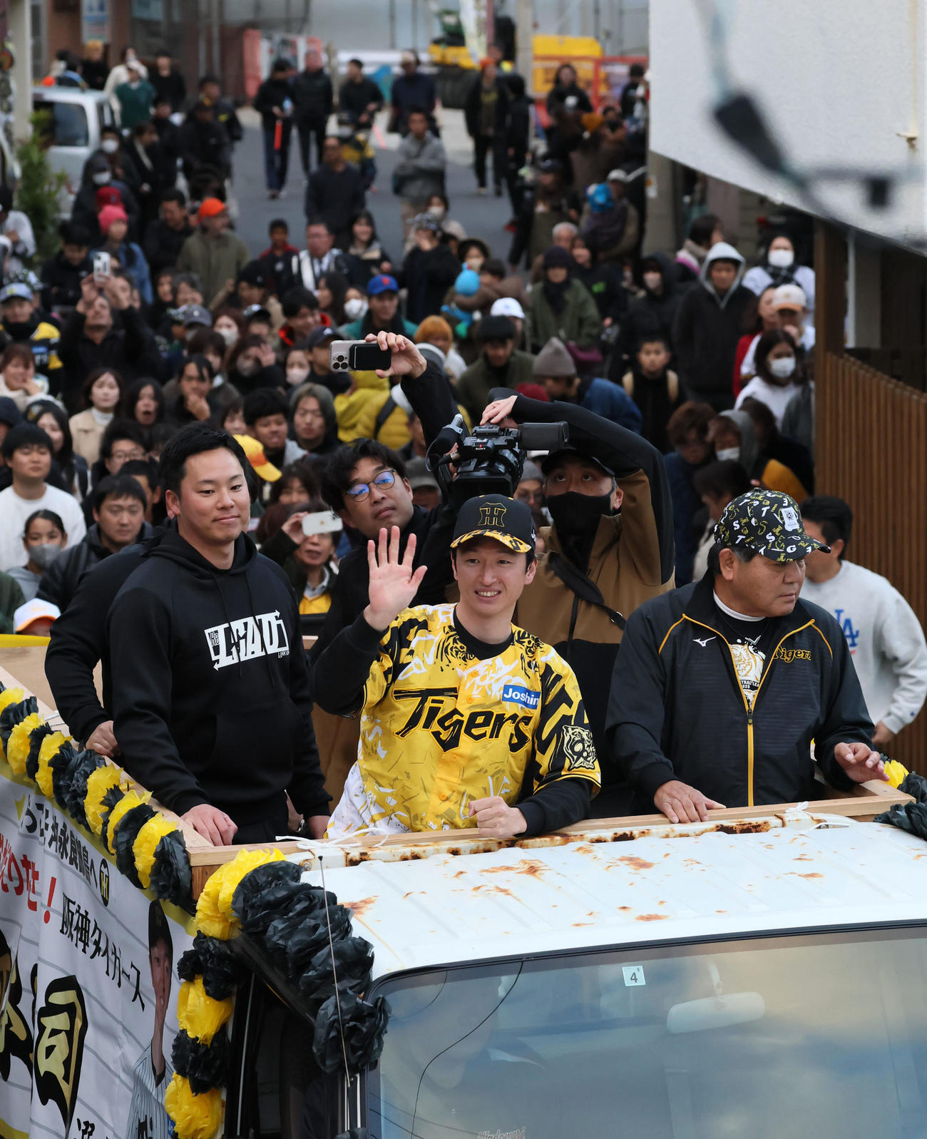 自主トレを行っている沖永良部島で、リーグ優勝記念イベントのパレードを行う阪神近本