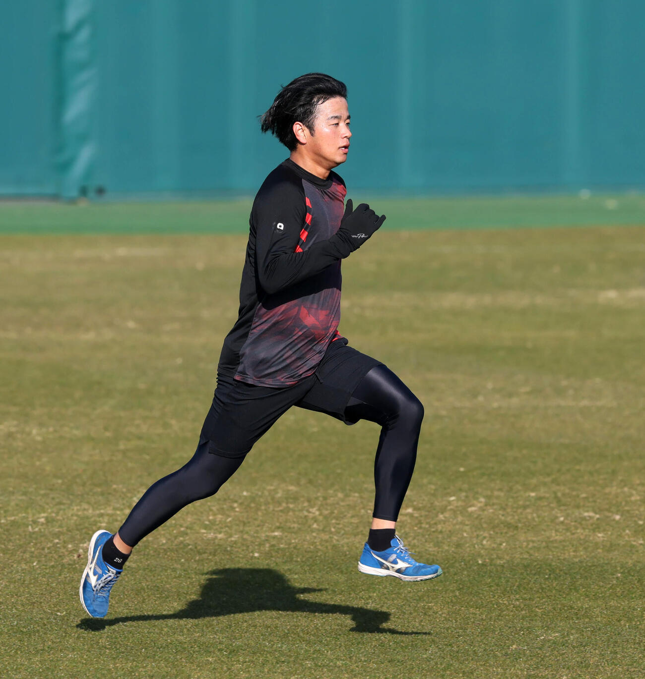 自主トレで球場をランニングする阪神高橋（2026年1月撮影）