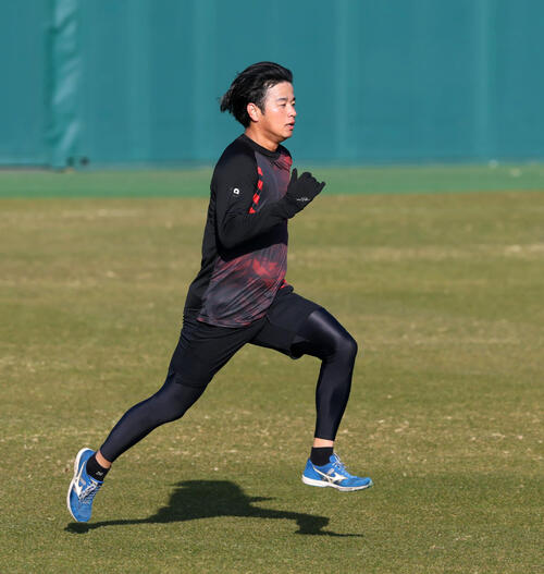 自主トレで球場をランニングする阪神高橋（2026年1月撮影）