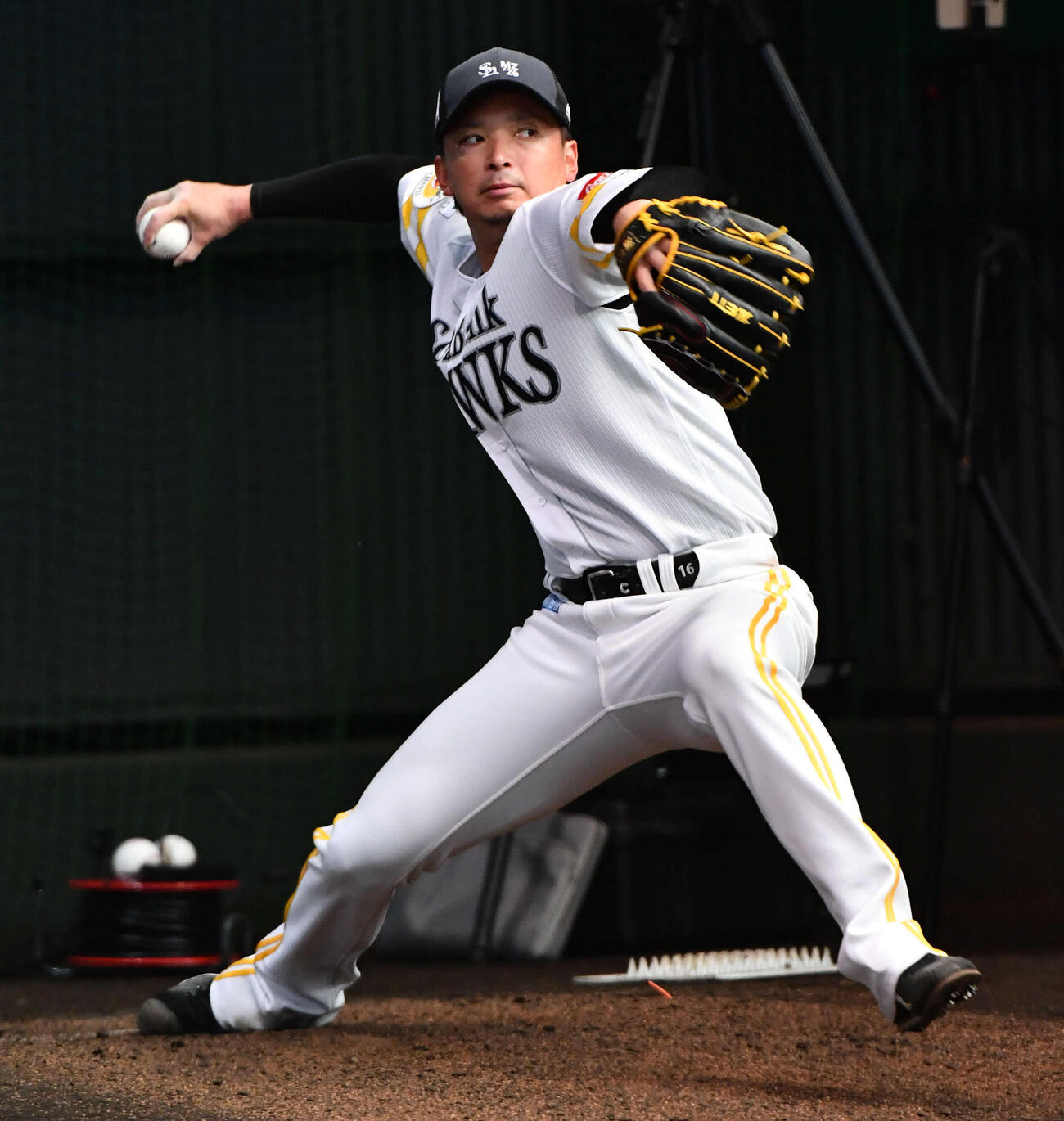 ブルペンで投げ込むソフトバンク東浜（撮影・岩下翔太）