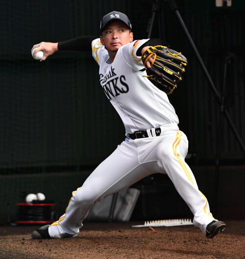 ブルペンで投げ込むソフトバンク東浜（撮影・岩下翔太）