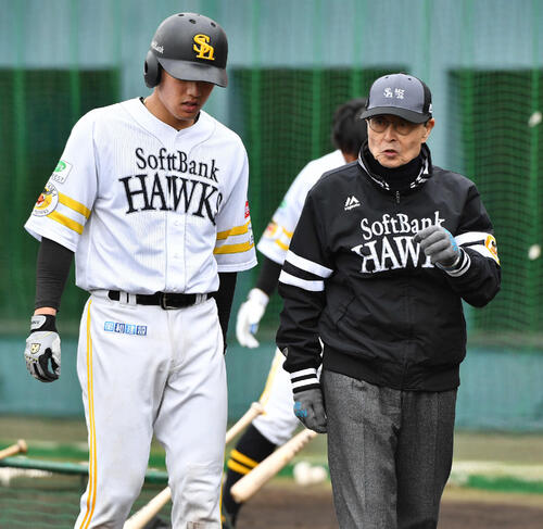 渡辺（左）にアドバイスをするソフトバンク王球団会長（撮影・岩下翔太）