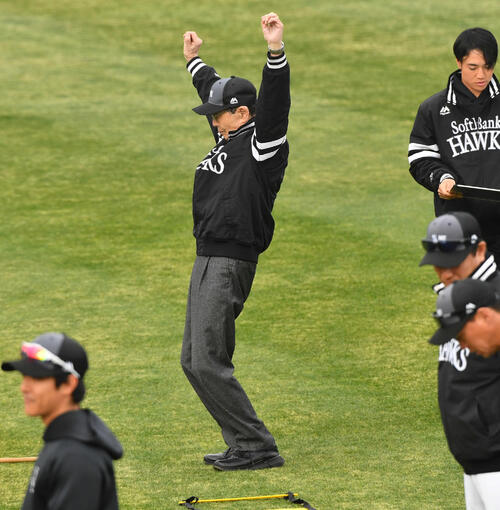体操をするソフトバンク王球団会長（撮影・岩下翔太）