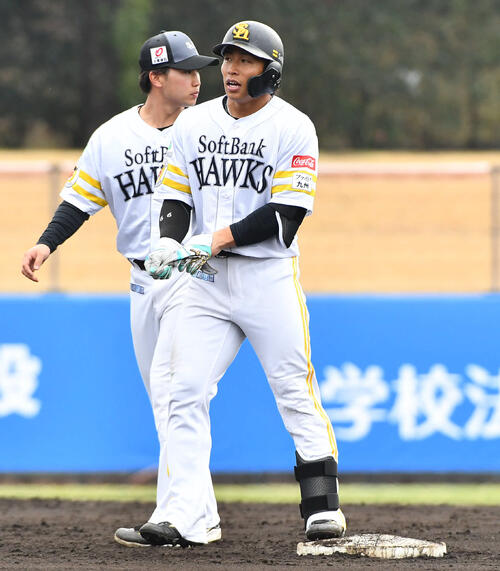 ライブBPで左越えに長打を放ったソフトバンク野村（撮影・岩下翔太）