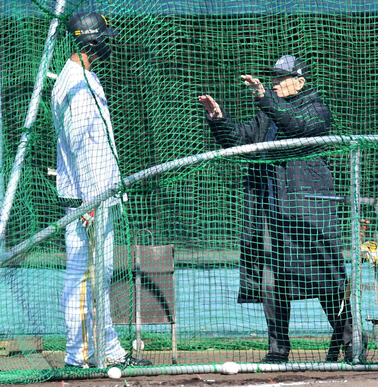 秋広（左）にアドバイスをするソフトバンク王球団会長（撮影・岩下翔太）