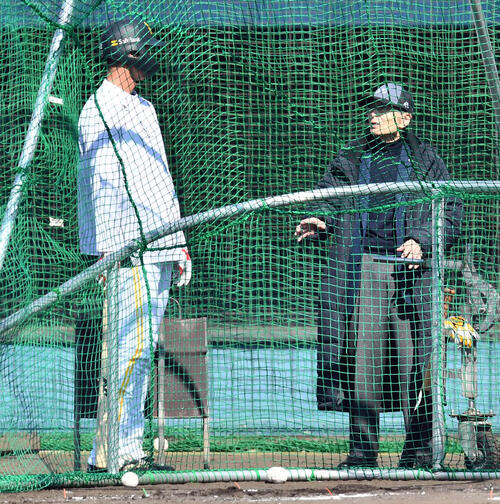 秋広（左）にアドバイスをするソフトバンク王球団会長（撮影・岩下翔太）
