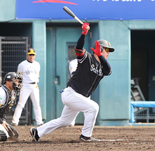 紅白戦　3回表紅1死一塁、佐倉は空振りの三振に終わる（撮影・梅根麻紀）