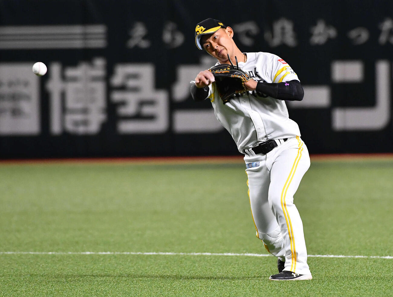 ソフトバンク対ヤクルト　5回表ヤクルト1死、岩田の二ゴロを処理する今宮（撮影・岩下翔太）