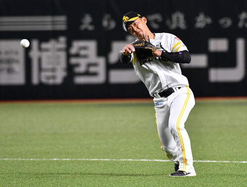 ソフトバンク対ヤクルト　5回表ヤクルト1死、岩田の二ゴロを処理する今宮（撮影・岩下翔太）