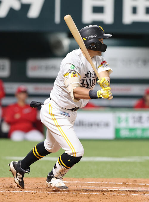 ソフトバンク対広島　8回裏ソフトバンク2死、中村晃は中前安打を放つ（撮影・梅根麻紀）