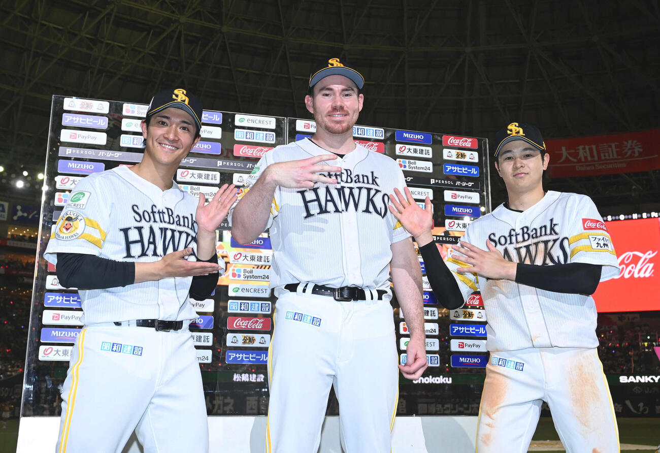 ソフトバンク対日本ハム　笑顔で撮影に応じる左から柳町、スチュワート、川瀬（撮影・林敢治）