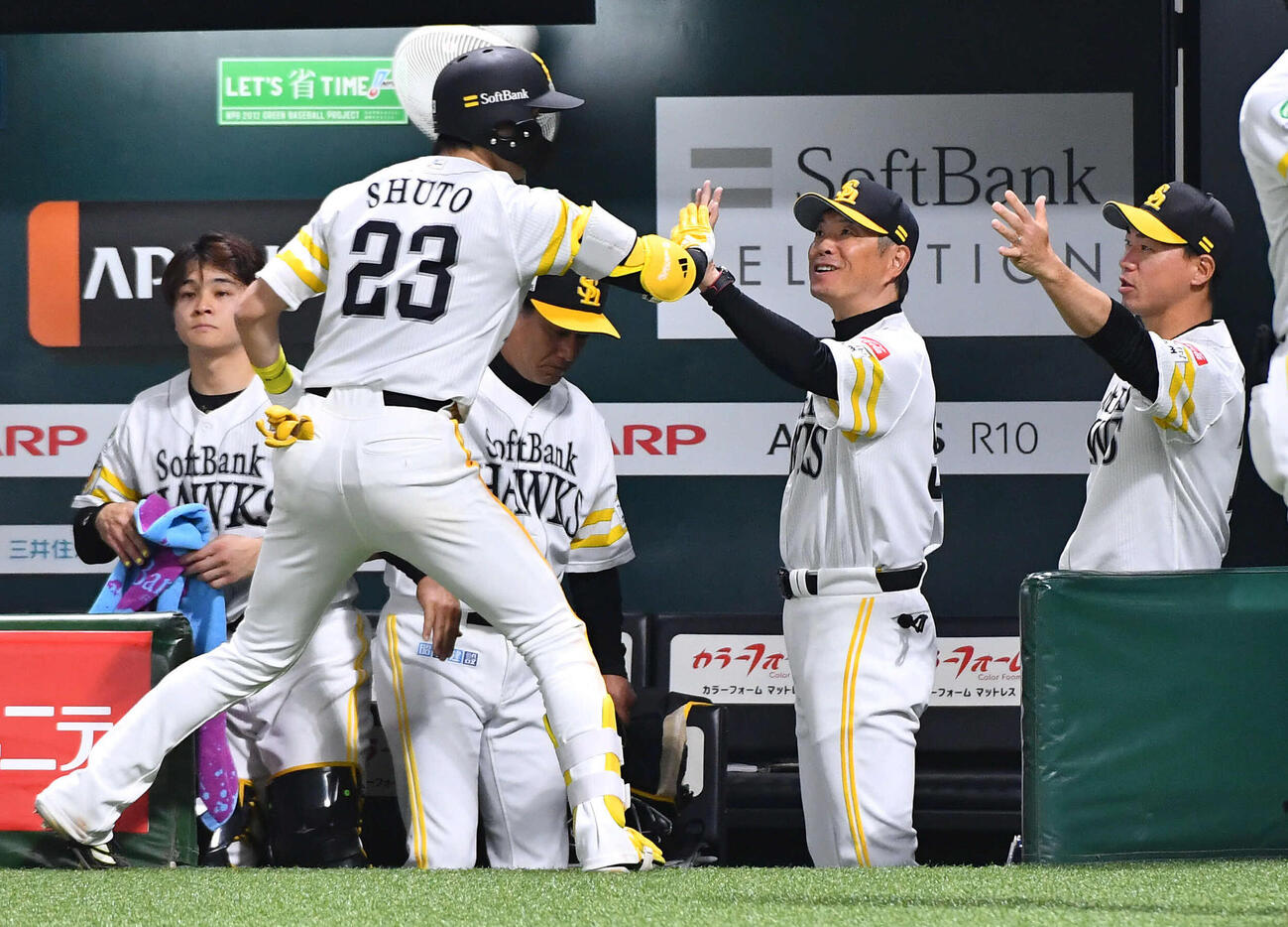 ソフトバンク対日本ハム　2回裏ソフトバンク1死二、三塁、周東（左から2人目）の二ゴロの間に勝ち越し、ベンチ前でタッチを交わす小久保監督（右から2人目）（撮影・岩下翔太）