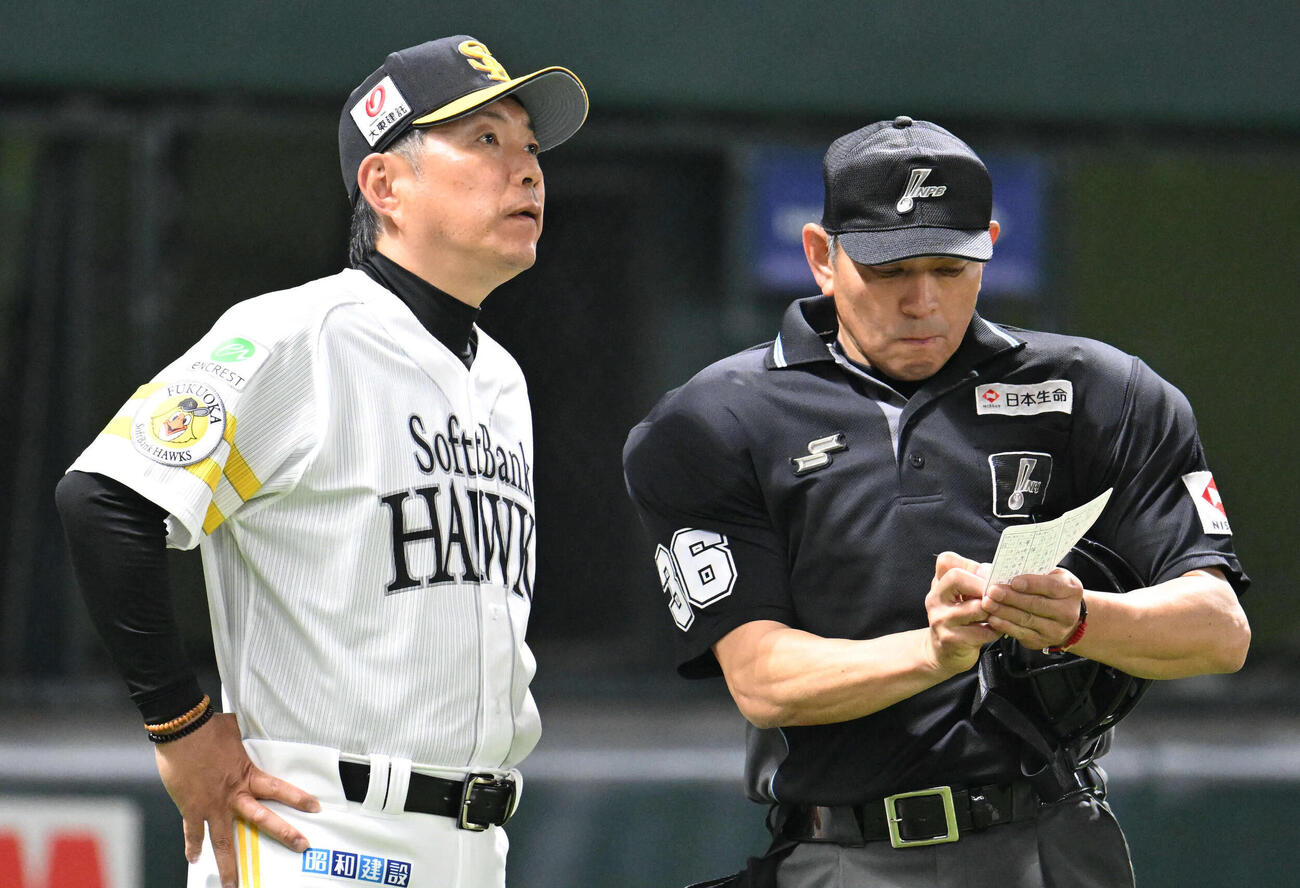 ソフトバンク対日本ハム　8回裏終了後、選手交代を告げる小久保監督（左）（撮影・林敢治）