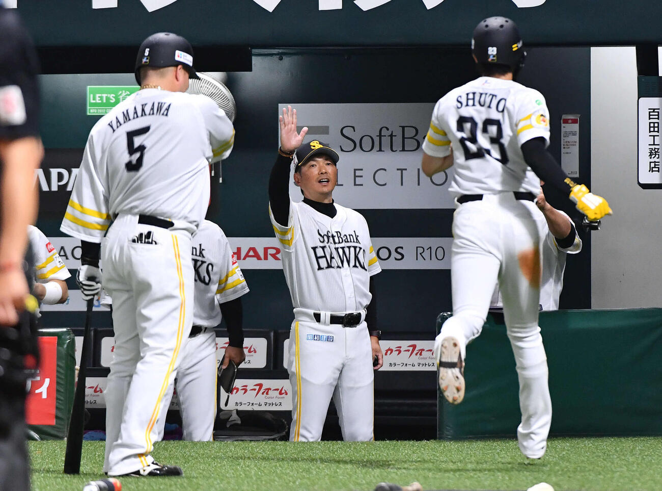 ソフトバンク対日本ハム　8回裏ソフトバンク1死一、三塁、柳町の左犠飛で生還した周東（右）を迎える小久保監督（撮影・岩下翔太）