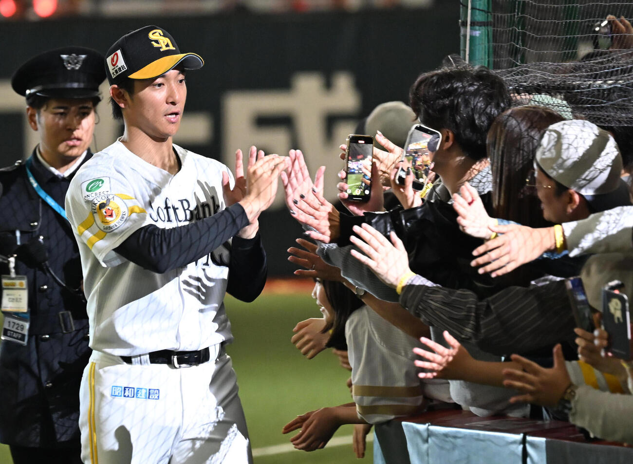 ソフトバンク対日本ハム　ファンとタッチを交わす柳町（撮影・林敢治）