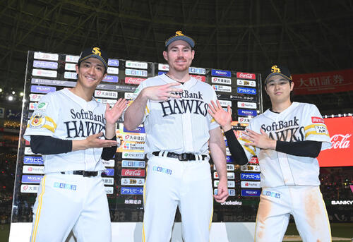 ソフトバンク対日本ハム　笑顔で撮影に応じる左から柳町、スチュワート、川瀬（撮影・林敢治）
