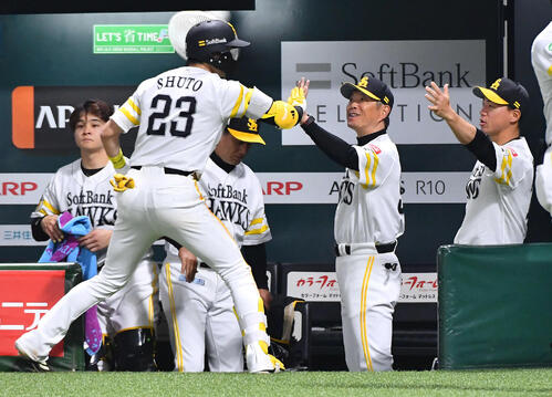 ソフトバンク対日本ハム　2回裏ソフトバンク1死二、三塁、周東（左から2人目）の二ゴロの間に勝ち越し、ベンチ前でタッチを交わす小久保監督（右から2人目）（撮影・岩下翔太）