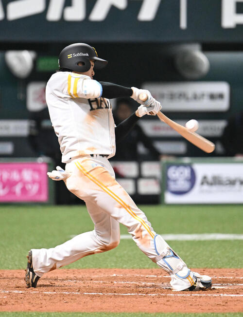 ソフトバンク対日本ハム　7回裏ソフトバンク2死一、二塁、川瀬は右前安打を放つ（撮影・林敢治）
