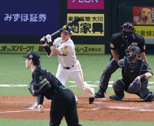 ソフトバンク対日本ハム　2回裏ソフトバンク無死、栗原は右越えに二塁打を放つ（撮影・梅根麻紀）