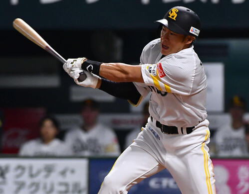 ソフトバンク対日本ハム　4回裏ソフトバンク1死三塁、柳田は中前適時打を放つ（撮影・岩下翔太）