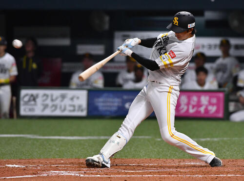 ソフトバンク対日本ハム　2回裏ソフトバンク無死一、三塁、川瀬は同点の中前適時打を放つ（撮影・岩下翔太）