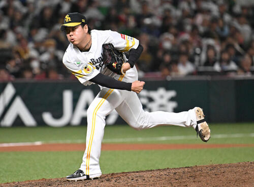 ソフトバンク対日本ハム　ソフトバンク2番手投手の上茶谷（撮影・林敢治）