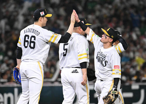 ソフトバンク対日本ハム　勝利を収めタッチを交わすソフトバンクナイン（撮影・林敢治）