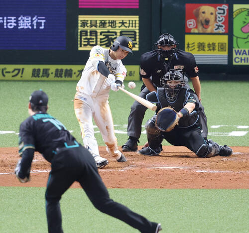 ソフトバンク対日本ハム　3回裏ソフトバンク2死一、二塁、川瀬は右前に適時打を放つ（撮影・梅根麻紀）