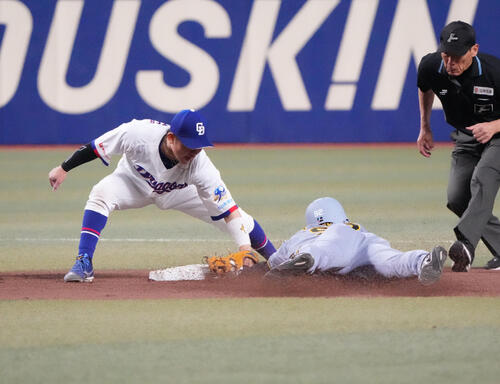 中日対阪神　8回表阪神無死一塁、盗塁死の福島（右）ベースカバーは村松（撮影・森本幸一）