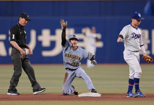 中日対阪神　8回表阪神無死一塁、二盗でアウトとなった福島（中央）はベンチにリプレーをアピールする（撮影・上山淳一）