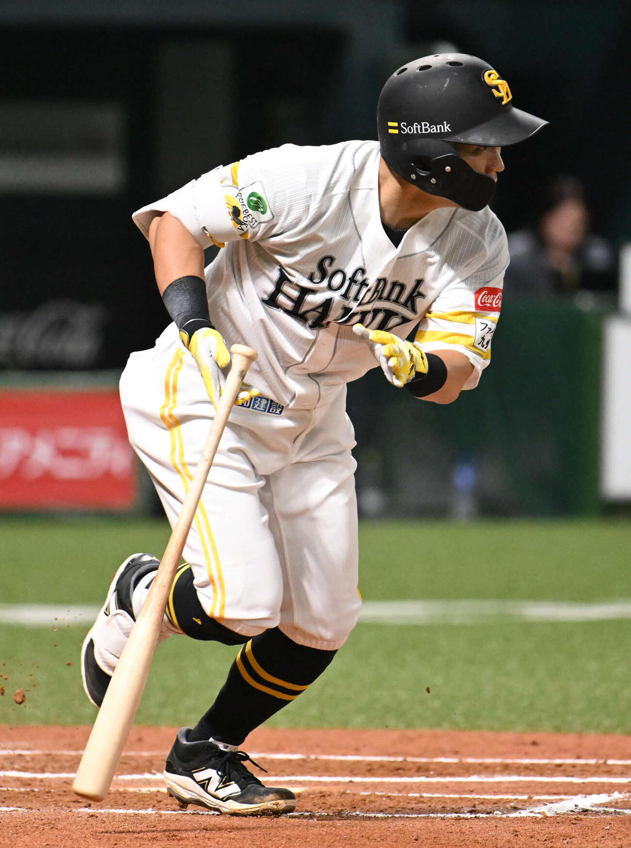 ソフトバンク対オリックス　6回裏ソフトバンク2死、中村晃は中前安打を放つ（撮影・林敢治）