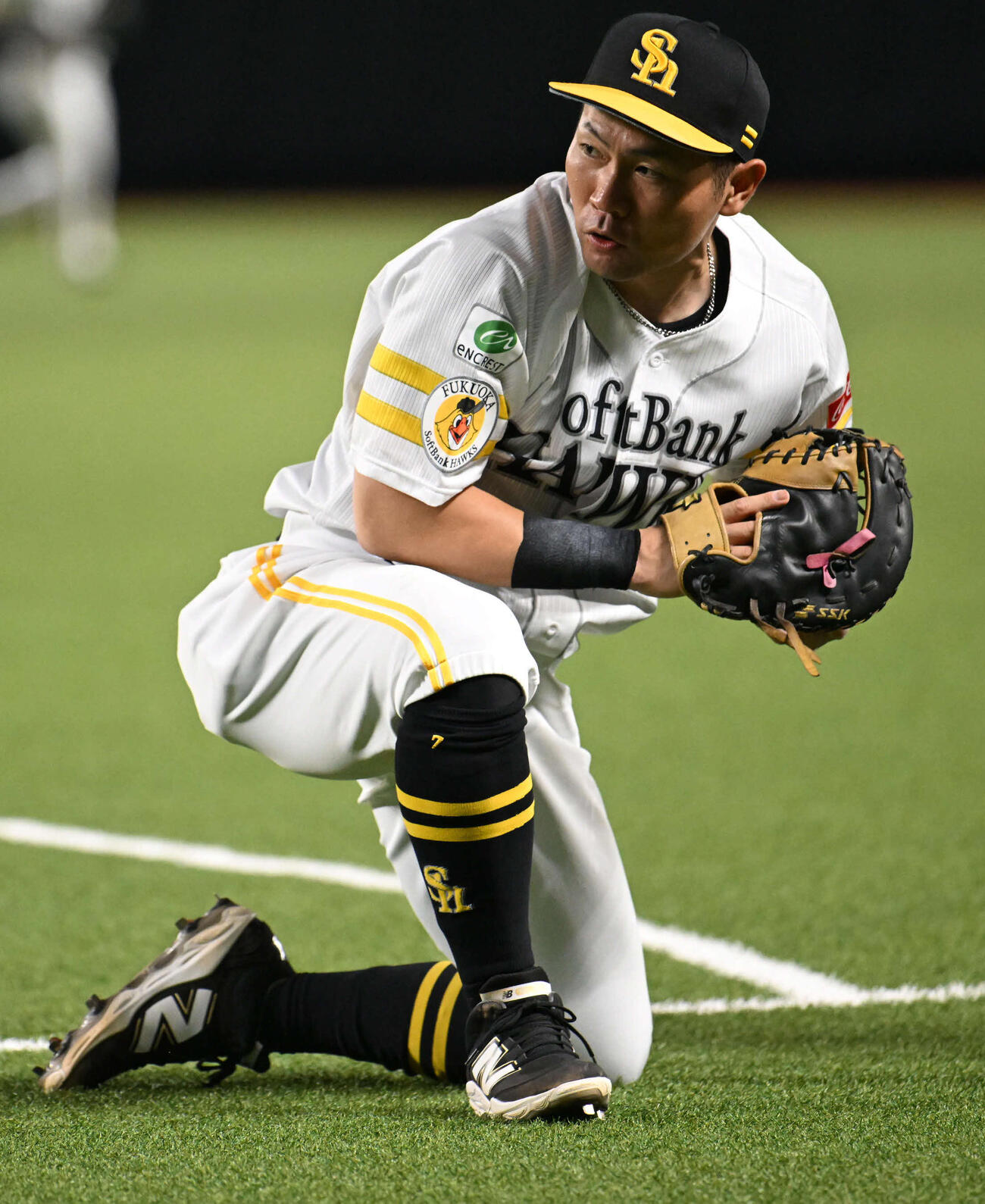 ソフトバンク対オリックス　8回表オリックス無死、シーモアの一直を好捕する中村晃（撮影・林敢治）