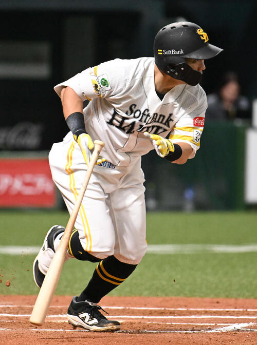 ソフトバンク対オリックス　6回裏ソフトバンク2死、中村晃は中前安打を放つ（撮影・林敢治）