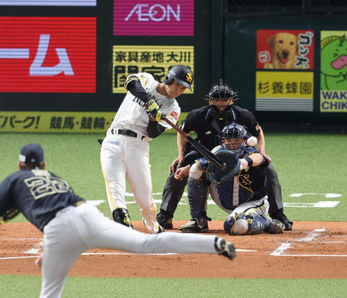 ソフトバンク対オリックス　1回裏ソフトバンク2死満塁、柳町は左前に先制2点適時打を放つ（撮影・梅根麻紀）