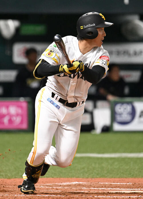 ソフトバンク対オリックス　7回裏ソフトバンク2死一、三塁、柳町は適時二塁打を放つ（撮影・林敢治）