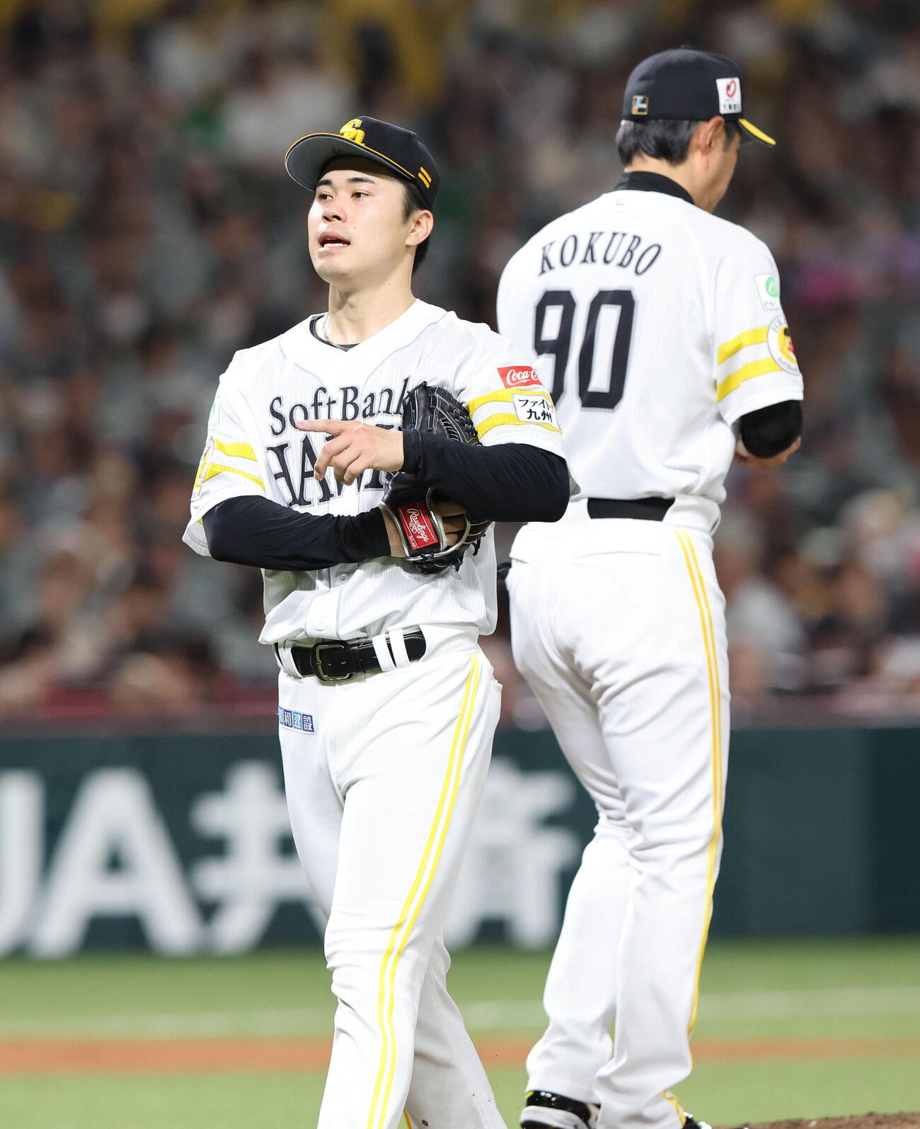 ソフトバンク対オリックス　9回途中、小久保監督に交代を告げられ降板する松本晴（撮影・梅根麻紀）