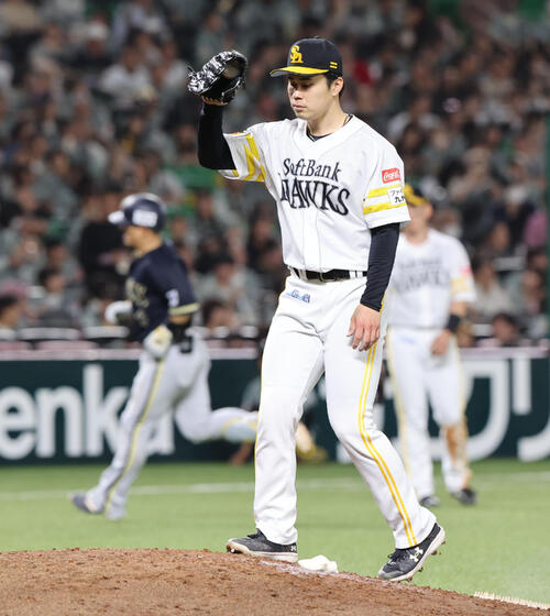 ソフトバンク対オリックス　8回表オリックス無死、森友に右越え同点本塁打を浴びた松本晴（撮影・梅根麻紀）