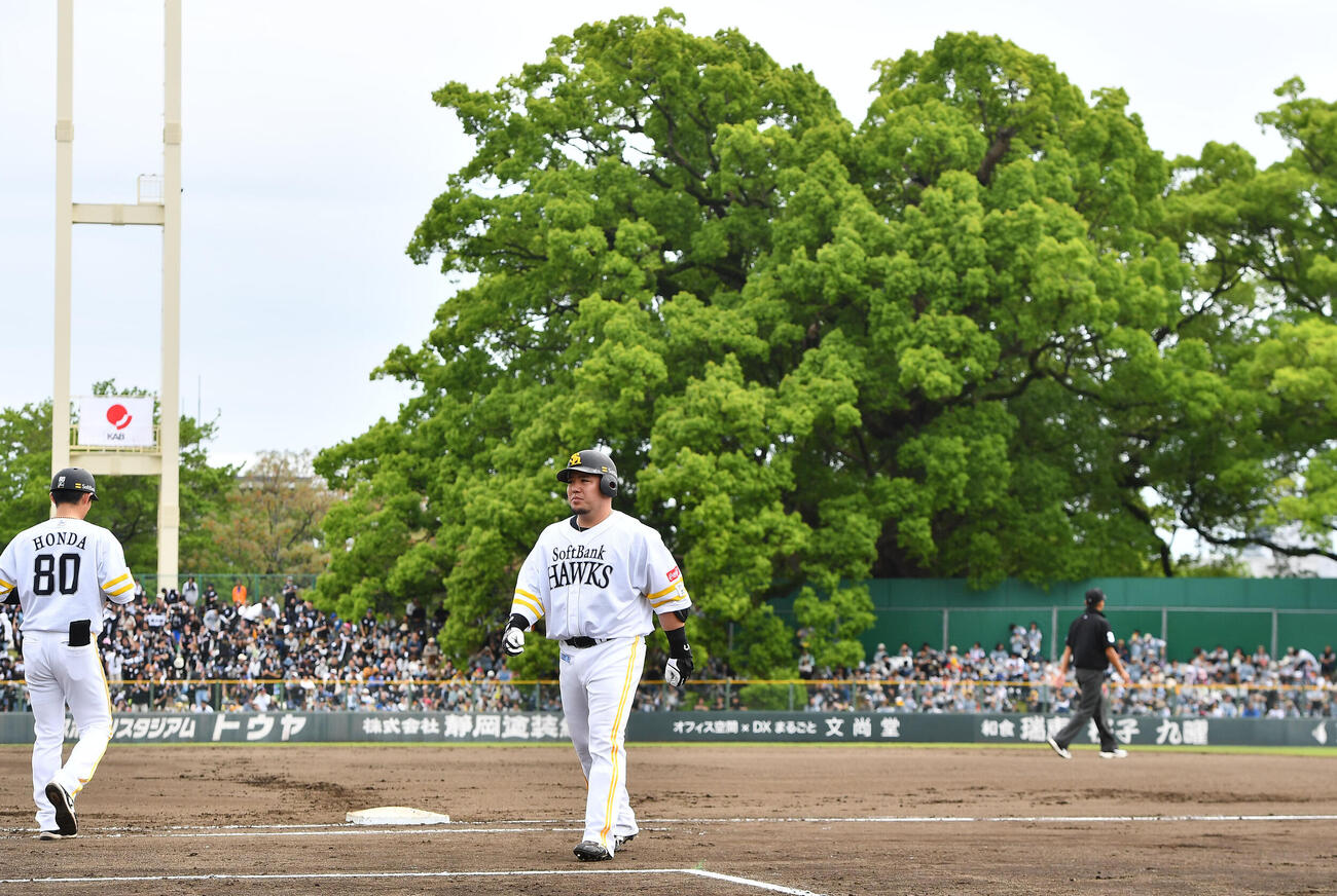 ソフトバンク対ロッテ　6回裏ソフトバンク2死一、二塁、左飛に倒れ、厳しい表情でベンチへ戻る山川穂高（撮影・岩下翔太）