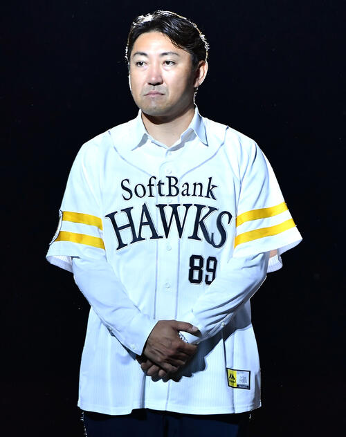 ソフトバンク対日本ハム　「OH SADAHARU LEGACY DAY」イベントの試合前セレモニーで、背番号89の特別ユニホームを着る内川聖一氏（撮影・岩下翔太）