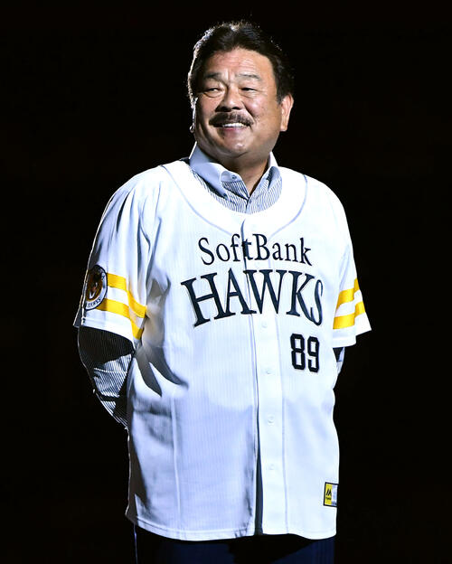 ソフトバンク対日本ハム　「OH SADAHARU LEGACY DAY」イベントの試合前セレモニーで、背番号89の特別ユニホームを着る藤本博史氏（撮影・岩下翔太）